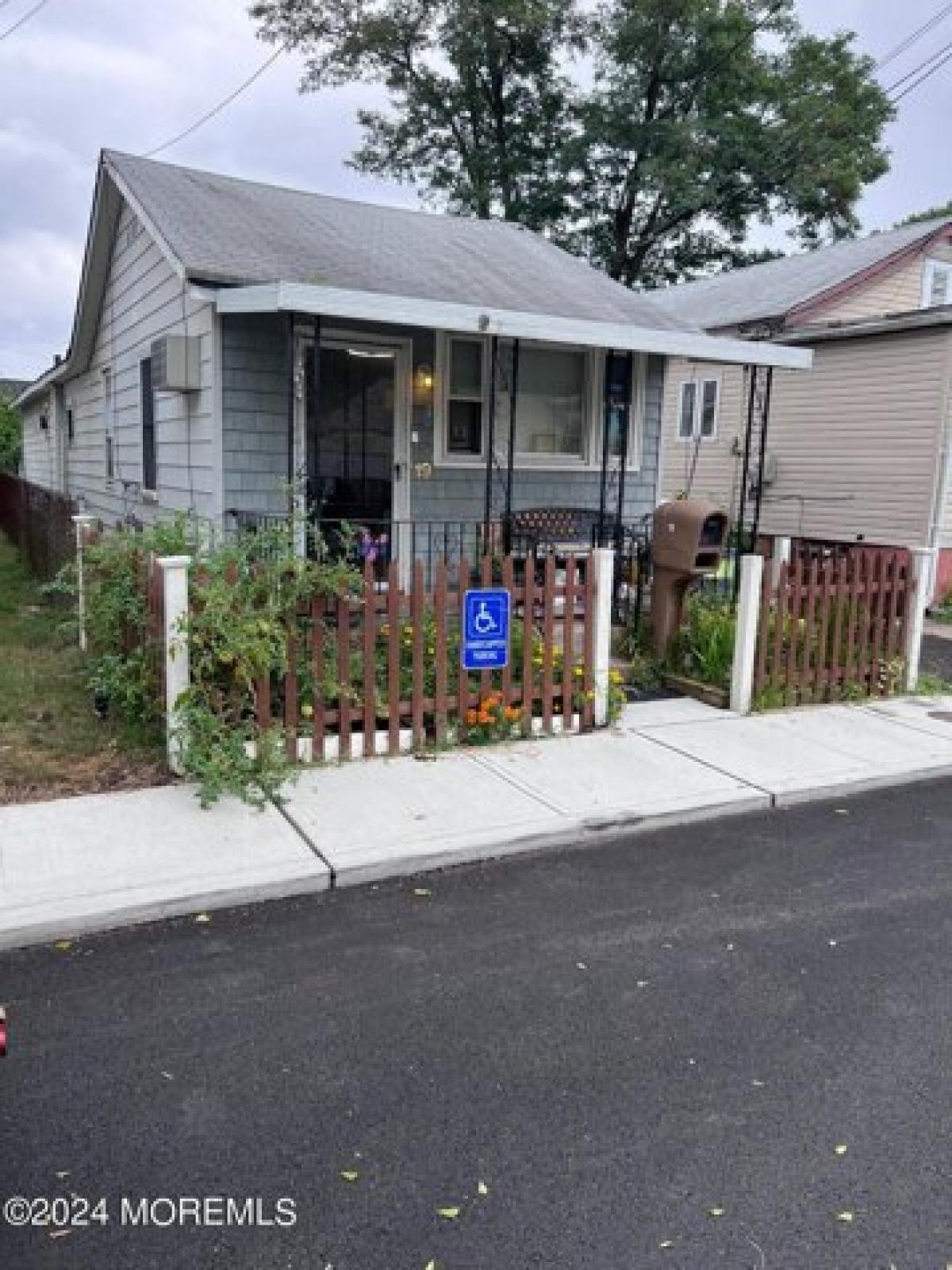 Picture of Home For Sale in Keansburg, New Jersey, United States