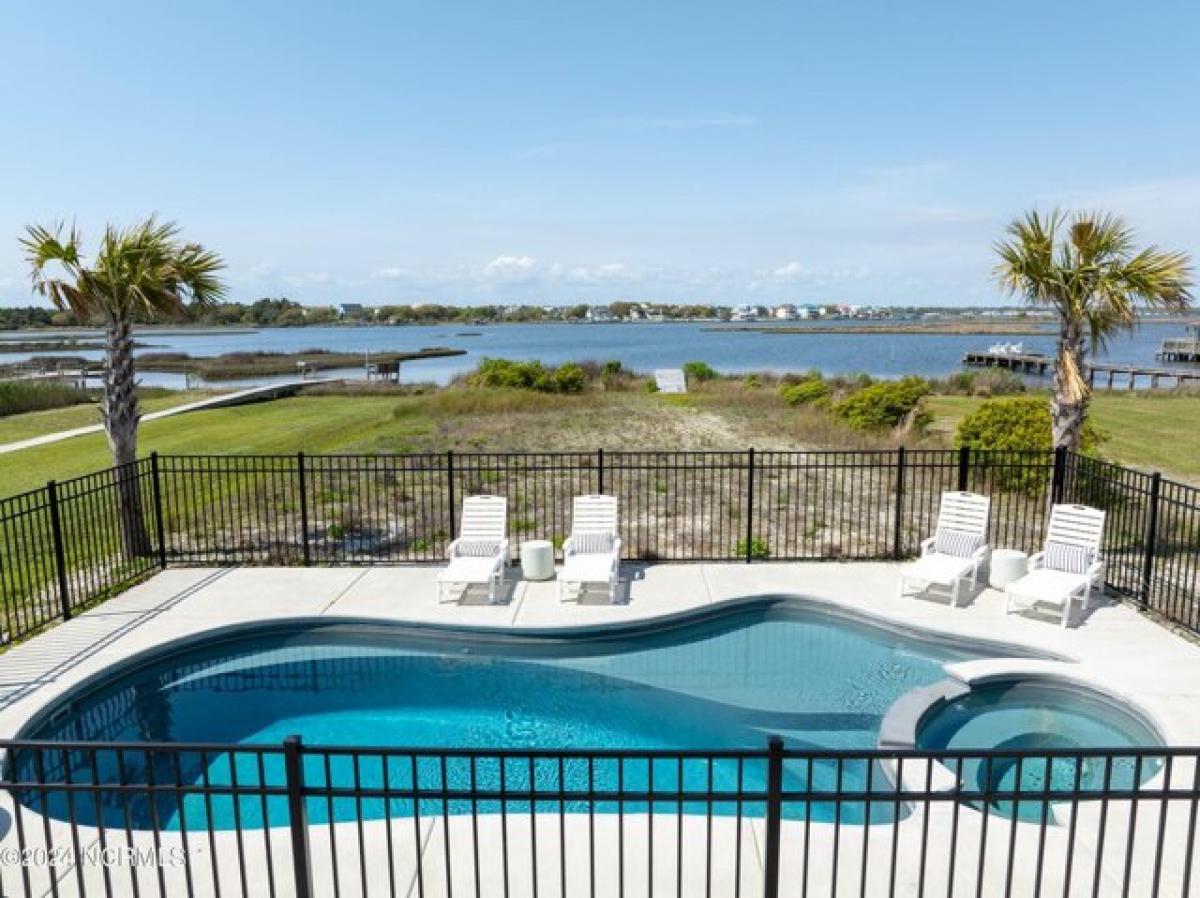 Picture of Home For Sale in North Topsail Beach, North Carolina, United States