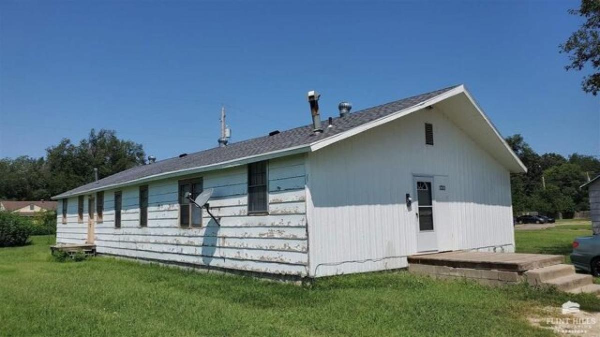 Picture of Home For Sale in Junction City, Kansas, United States