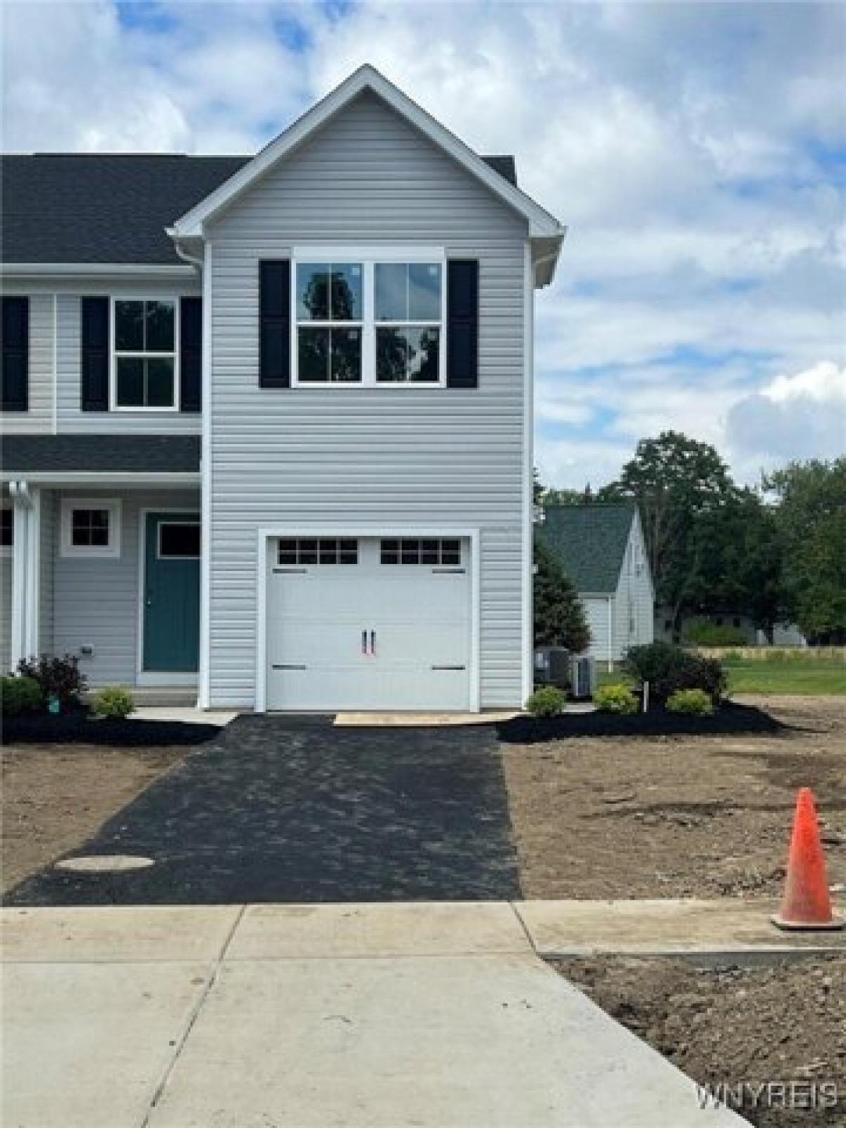 Picture of Home For Sale in West Seneca, New York, United States