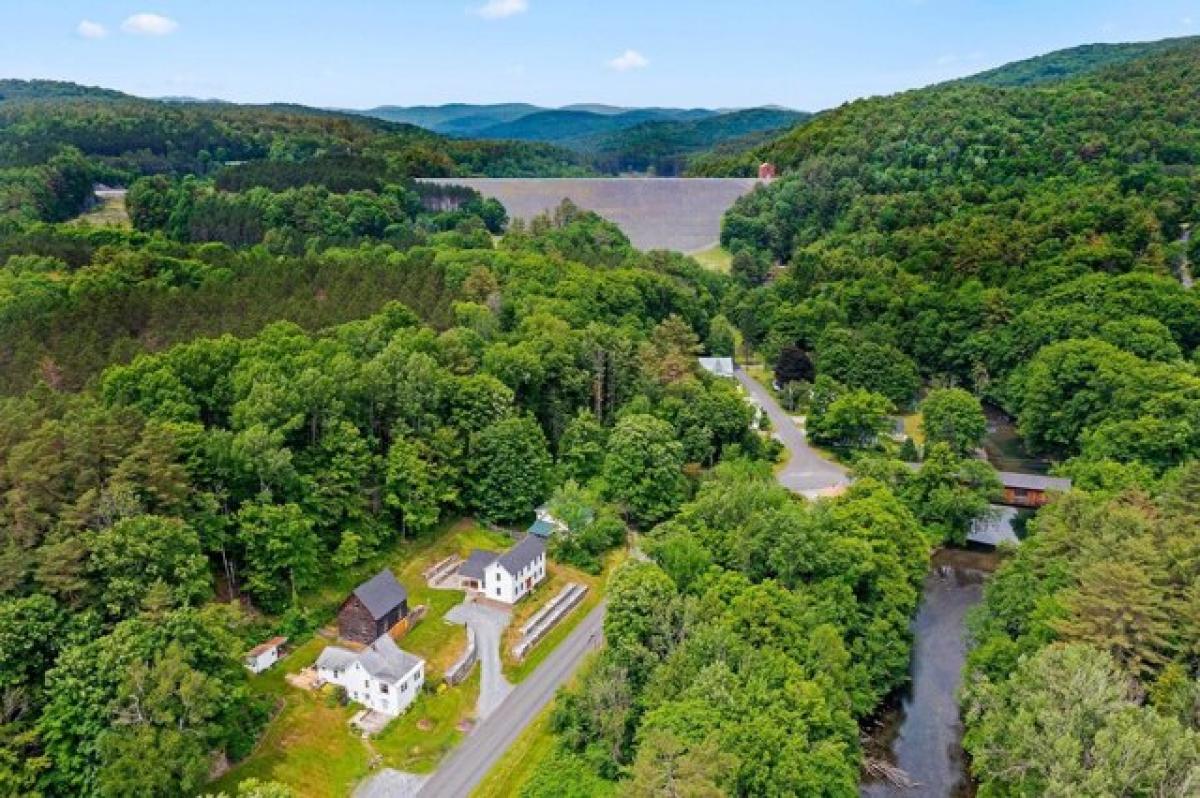 Picture of Home For Sale in Thetford, Vermont, United States