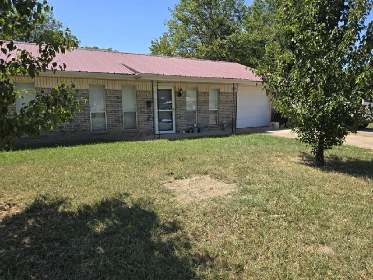 Picture of Home For Sale in Nowata, Oklahoma, United States