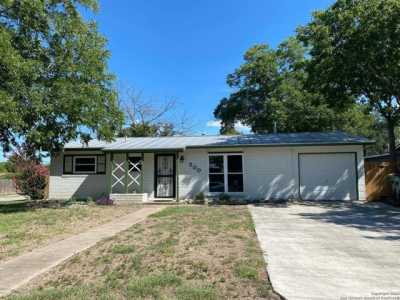 Home For Sale in Universal City, Texas