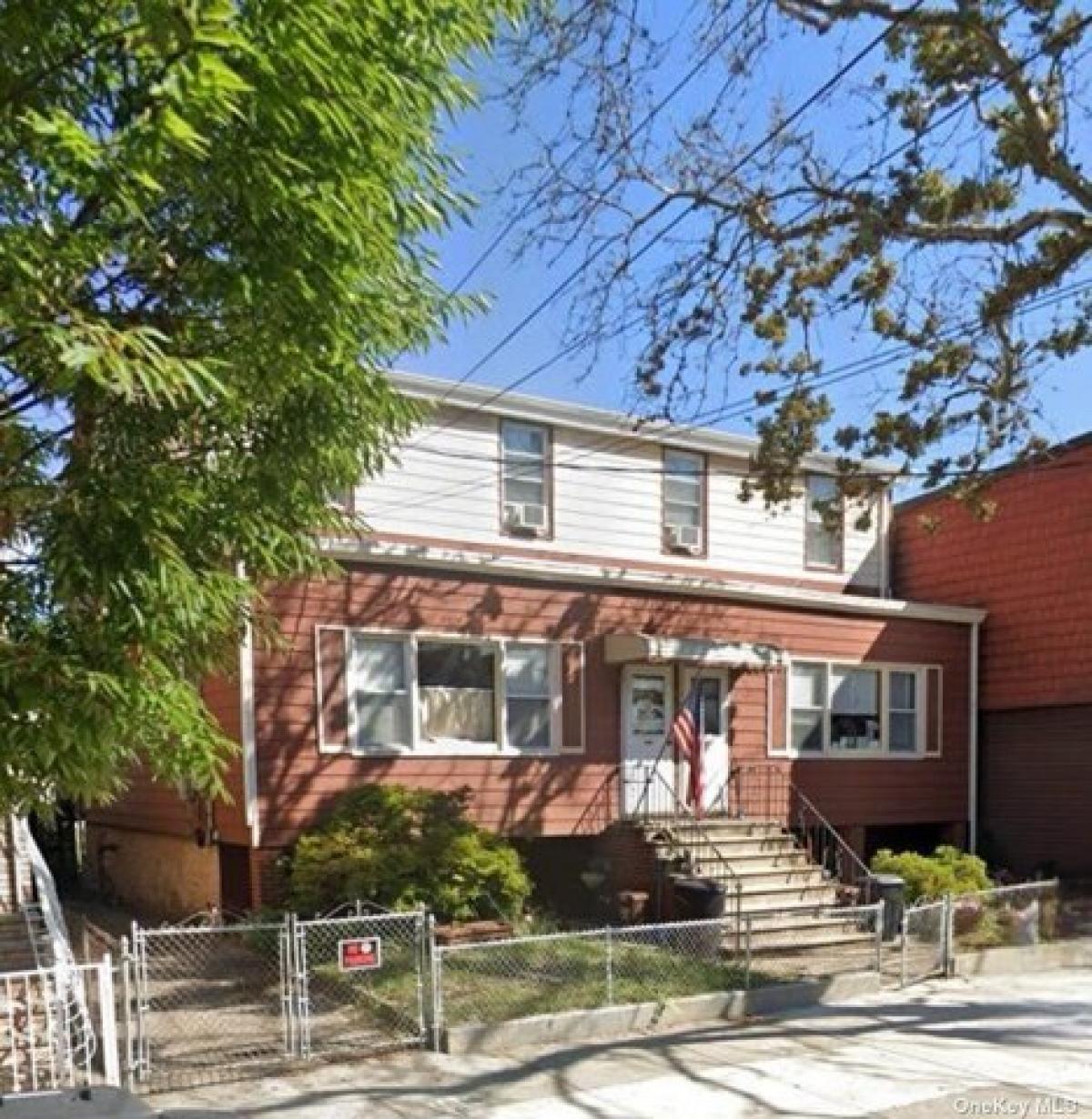 Picture of Home For Sale in Maspeth, New York, United States