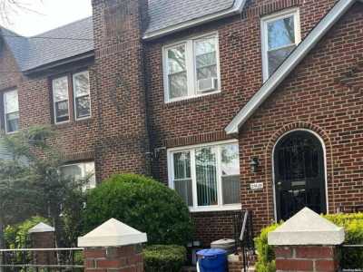 Home For Sale in Springfield Gardens, New York