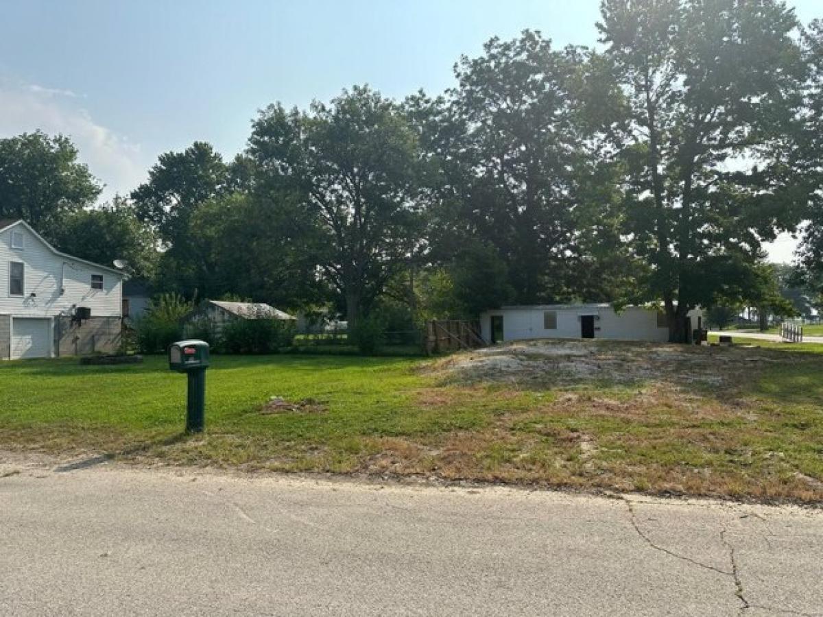 Picture of Residential Land For Sale in Winfield, Missouri, United States