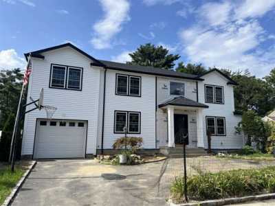 Home For Sale in Syosset, New York