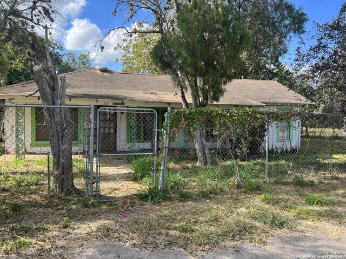 Picture of Home For Sale in Mathis, Texas, United States