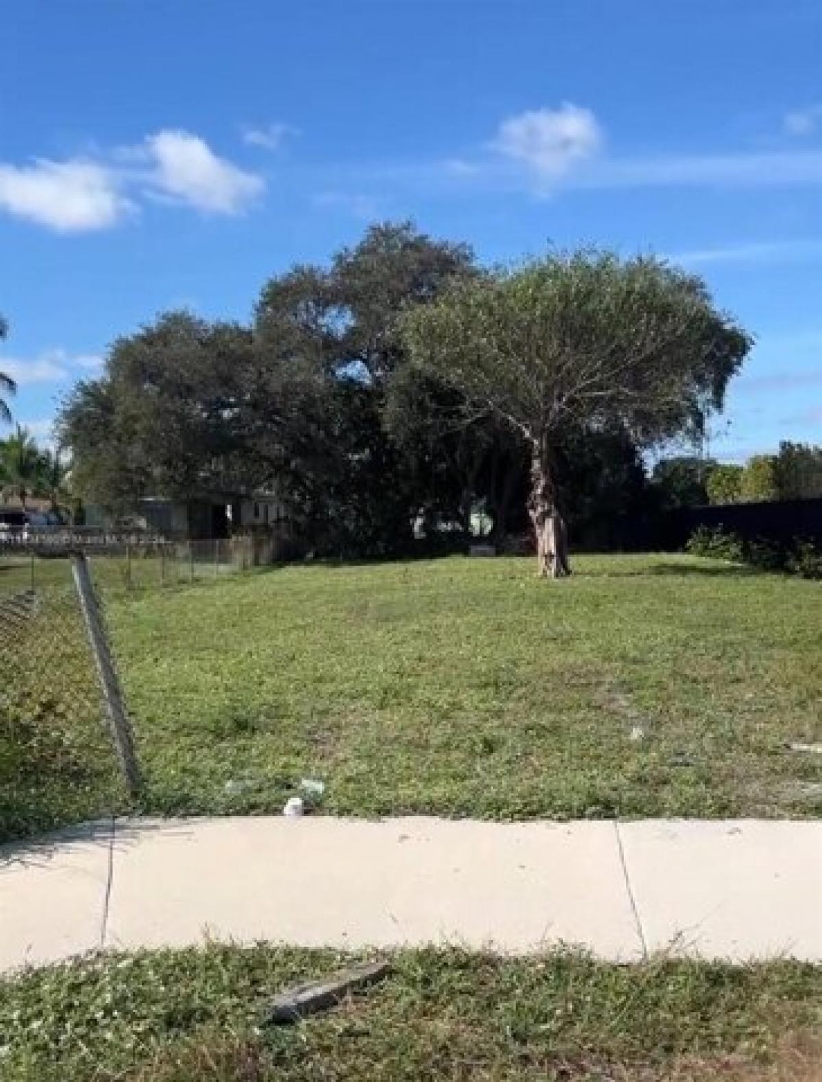 Picture of Residential Land For Sale in Hallandale Beach, Florida, United States