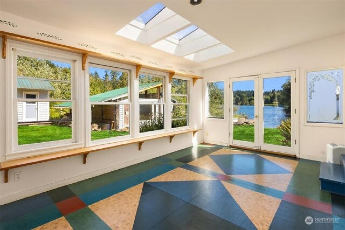 Picture of Home For Sale in Bainbridge Island, Washington, United States