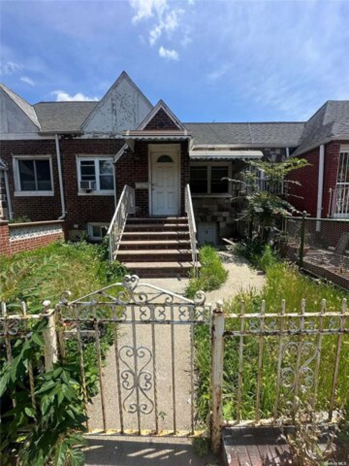 Picture of Home For Sale in East Elmhurst, New York, United States