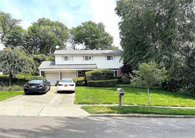 Home For Sale in Smithtown, New York