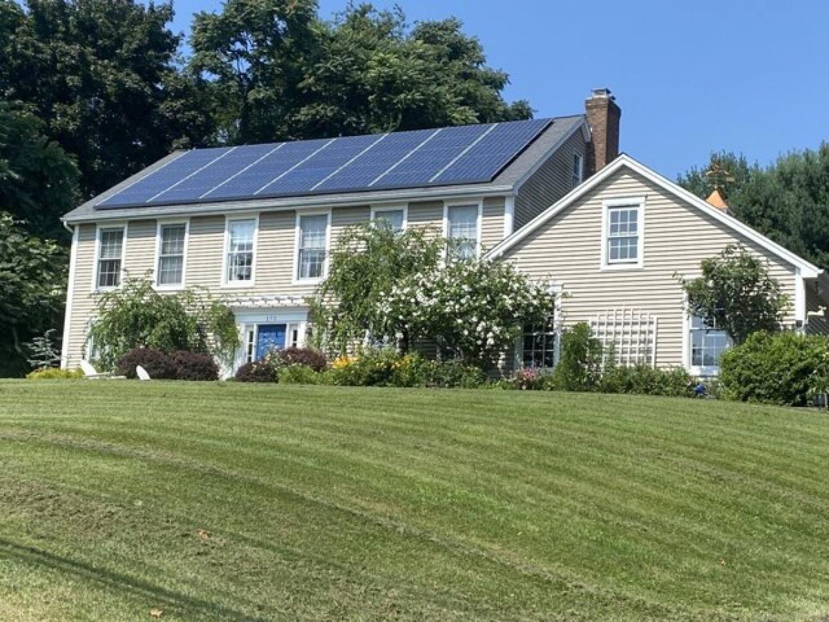 Picture of Home For Sale in North Haven, Connecticut, United States