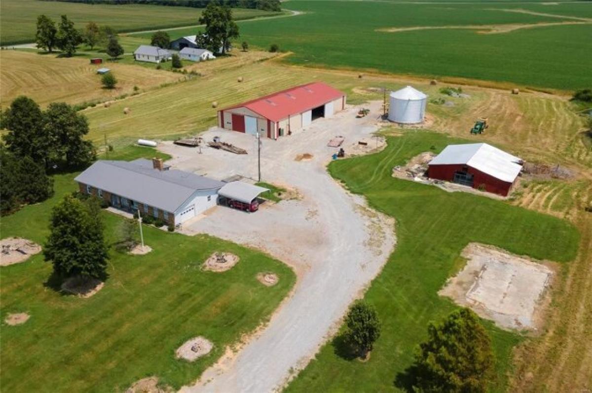 Picture of Home For Sale in Eldorado, Illinois, United States