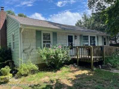 Home For Sale in Ronkonkoma, New York