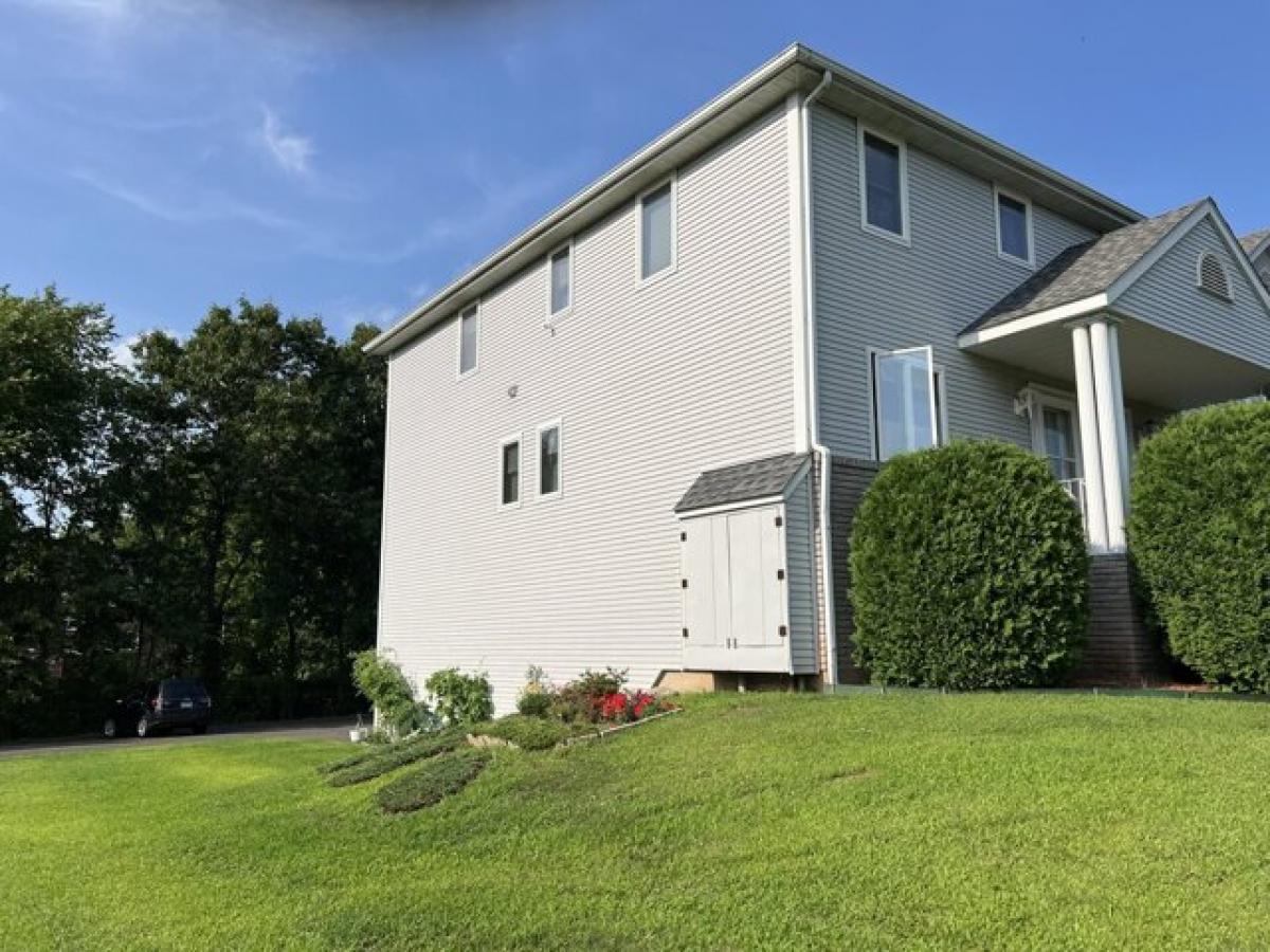 Picture of Home For Sale in Bristol, Connecticut, United States