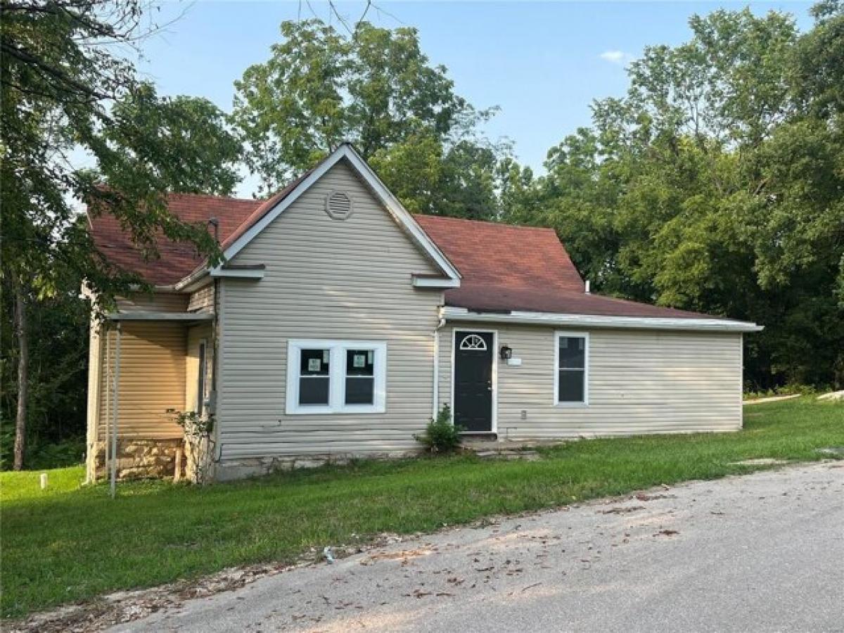 Picture of Home For Sale in De Soto, Missouri, United States