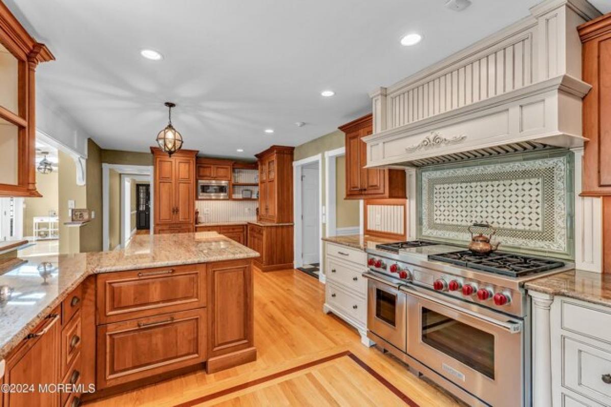 Picture of Home For Sale in Colts Neck, New Jersey, United States