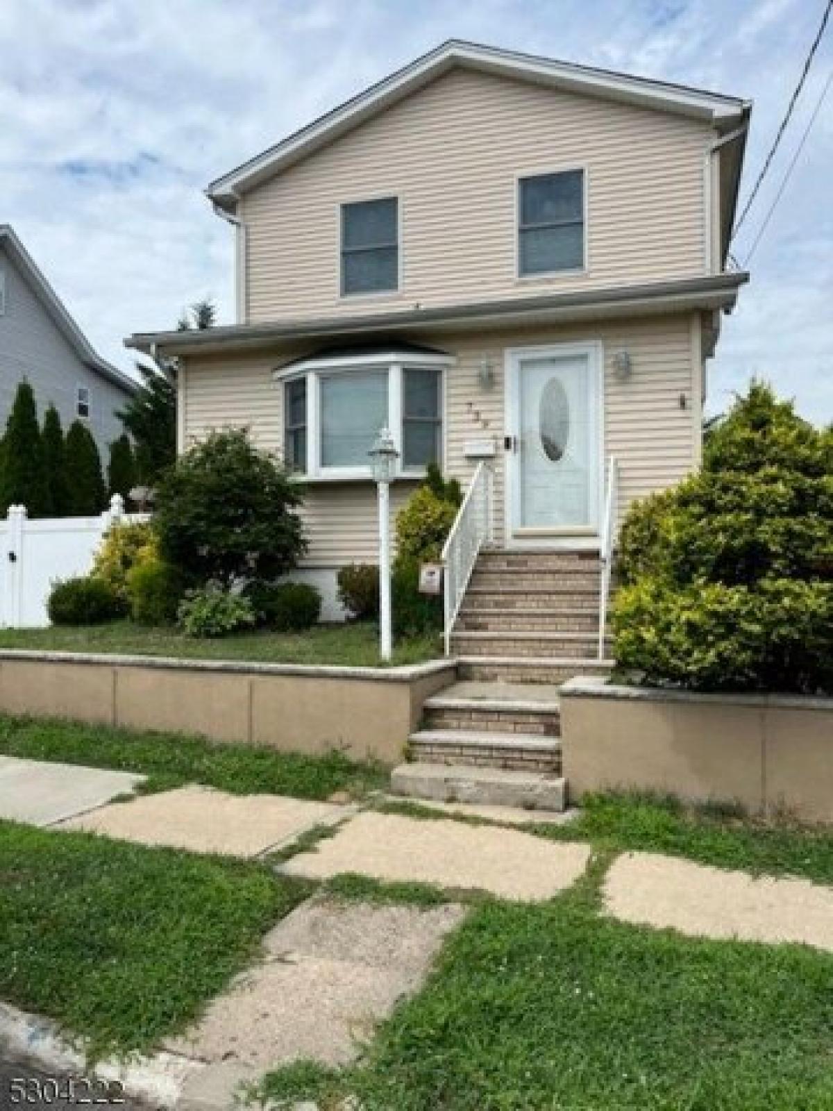 Picture of Home For Sale in Lyndhurst, New Jersey, United States