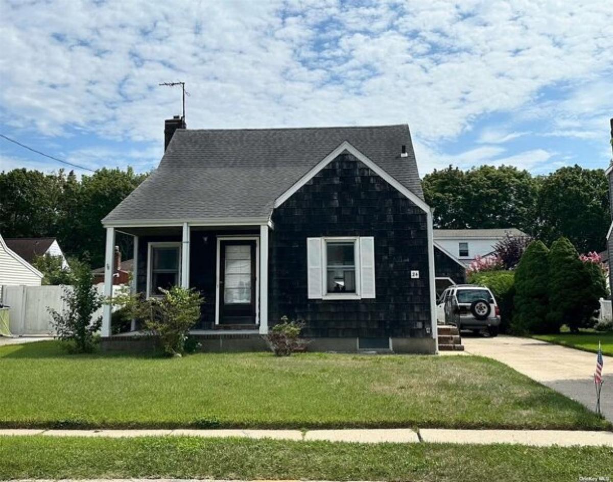 Picture of Home For Sale in Bethpage, New York, United States