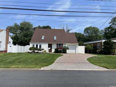 Home For Sale in Lindenhurst, New York