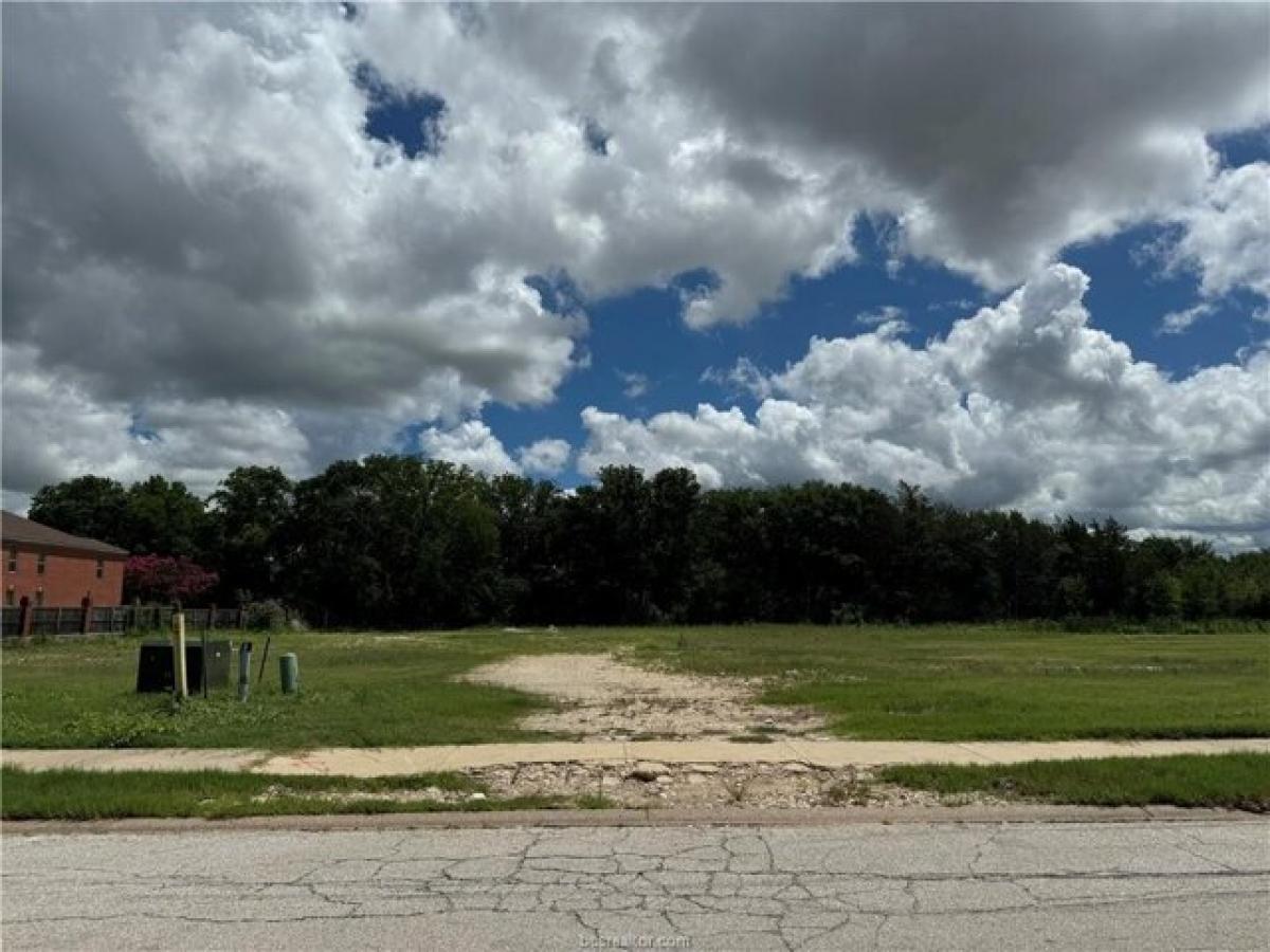 Picture of Residential Land For Sale in Bryan, Texas, United States