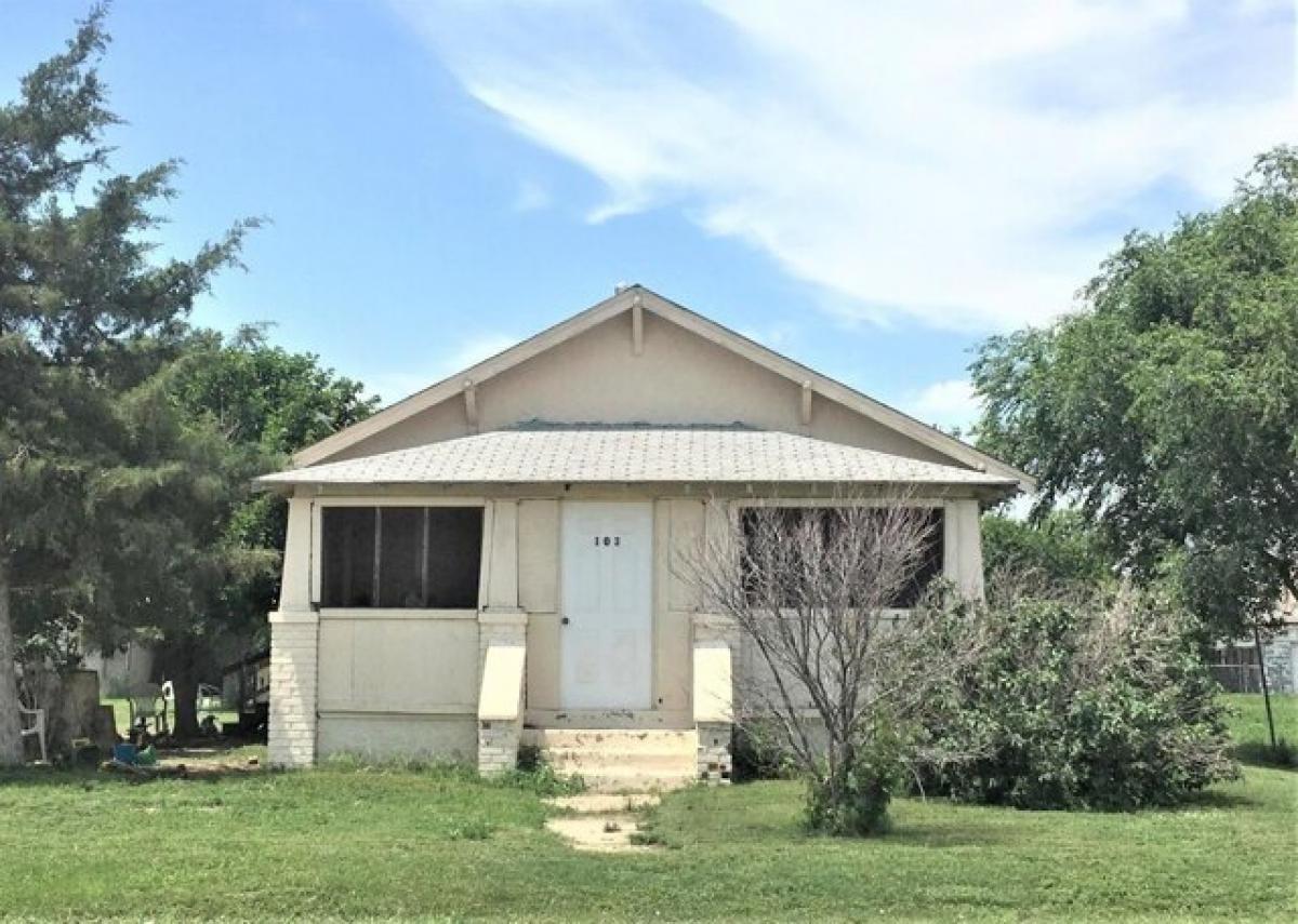 Picture of Home For Sale in Holcomb, Kansas, United States