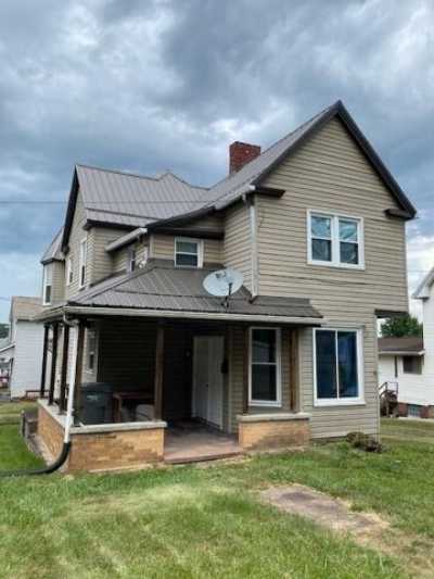 Home For Sale in Ellwood City, Pennsylvania