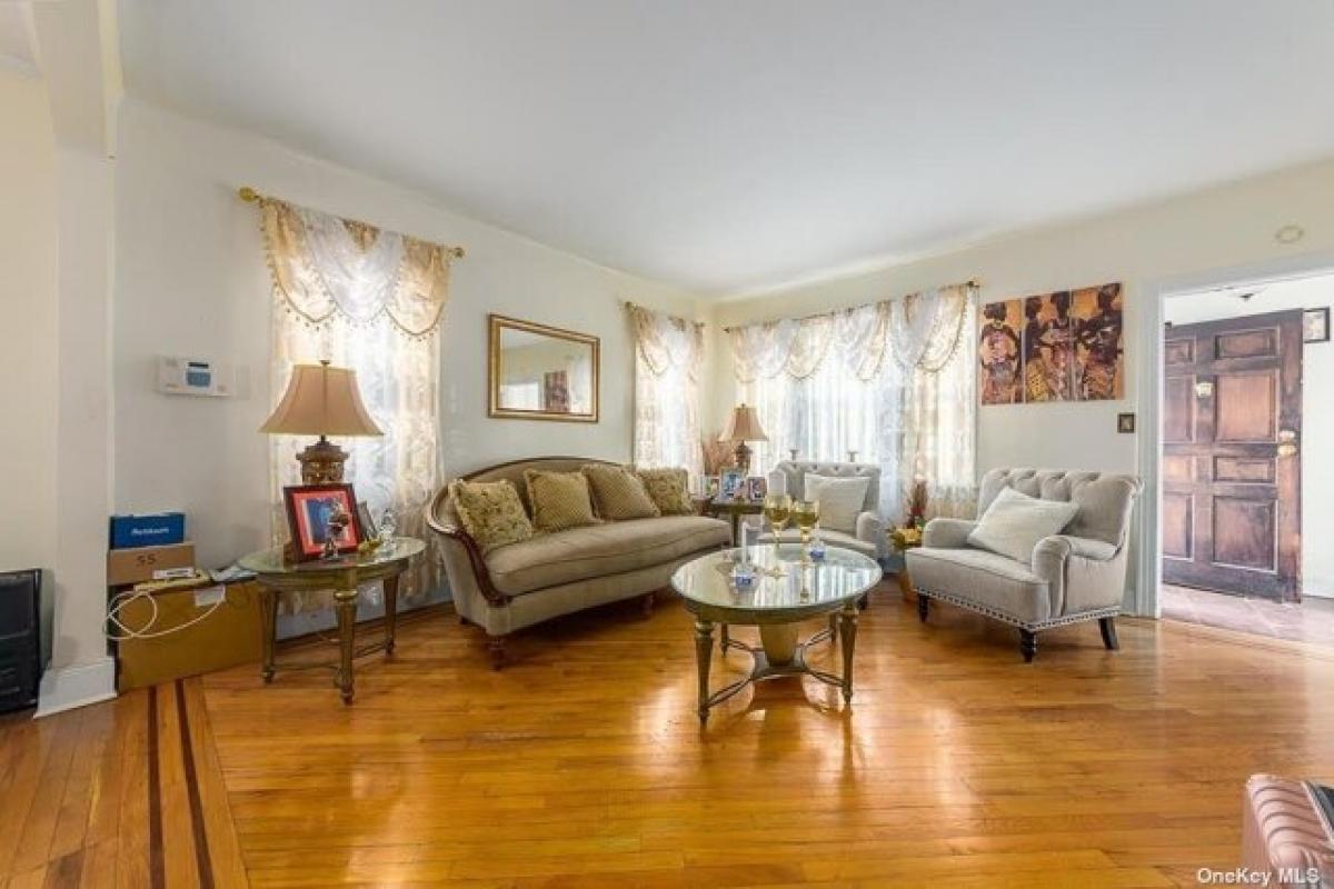 Picture of Home For Sale in Laurelton, New York, United States