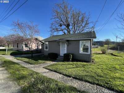 Home For Sale in Myrtle Creek, Oregon