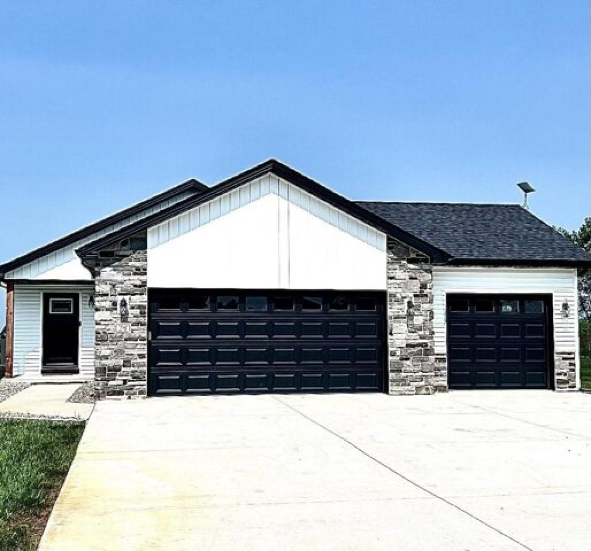 Picture of Home For Sale in Wheatfield, Indiana, United States