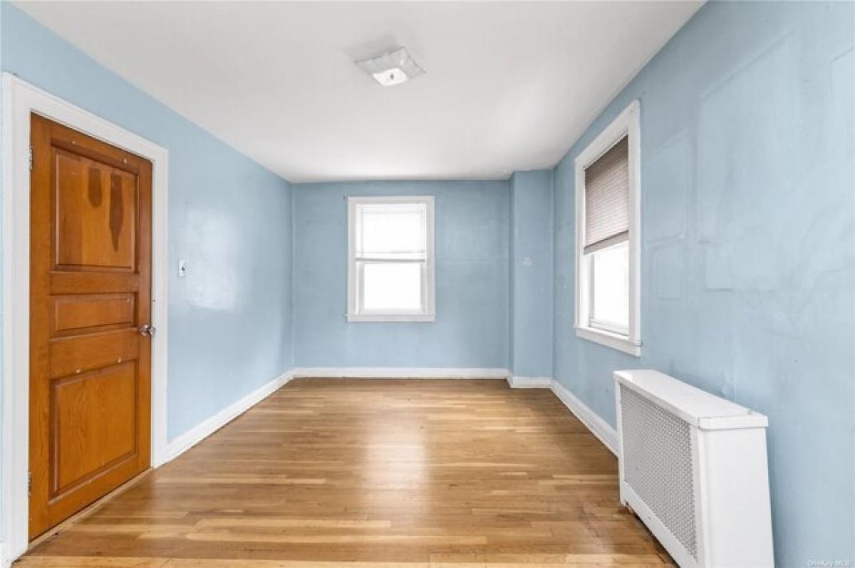 Picture of Home For Sale in Sunnyside, New York, United States