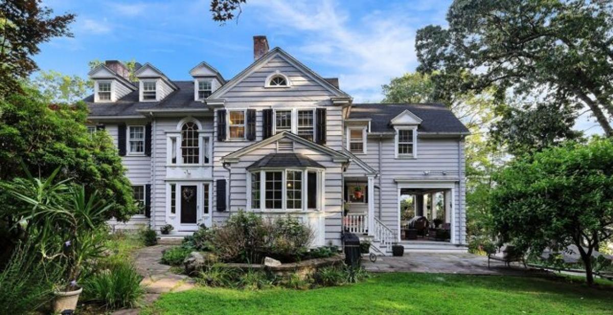 Picture of Home For Sale in Bristol, Connecticut, United States