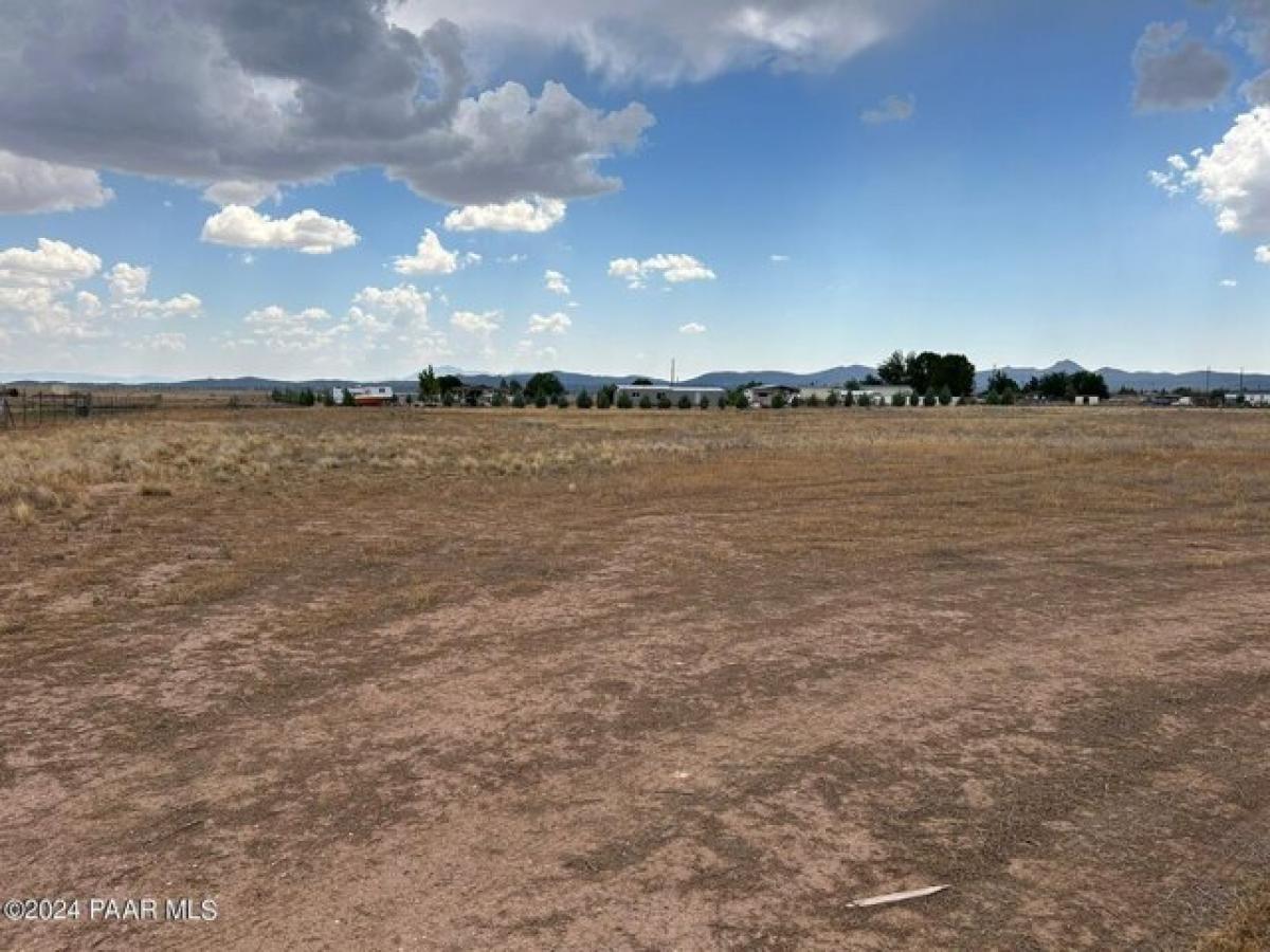 Picture of Residential Land For Sale in Paulden, Arizona, United States