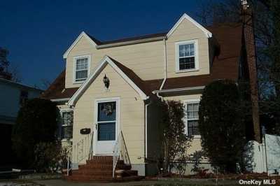 Home For Sale in Malverne, New York