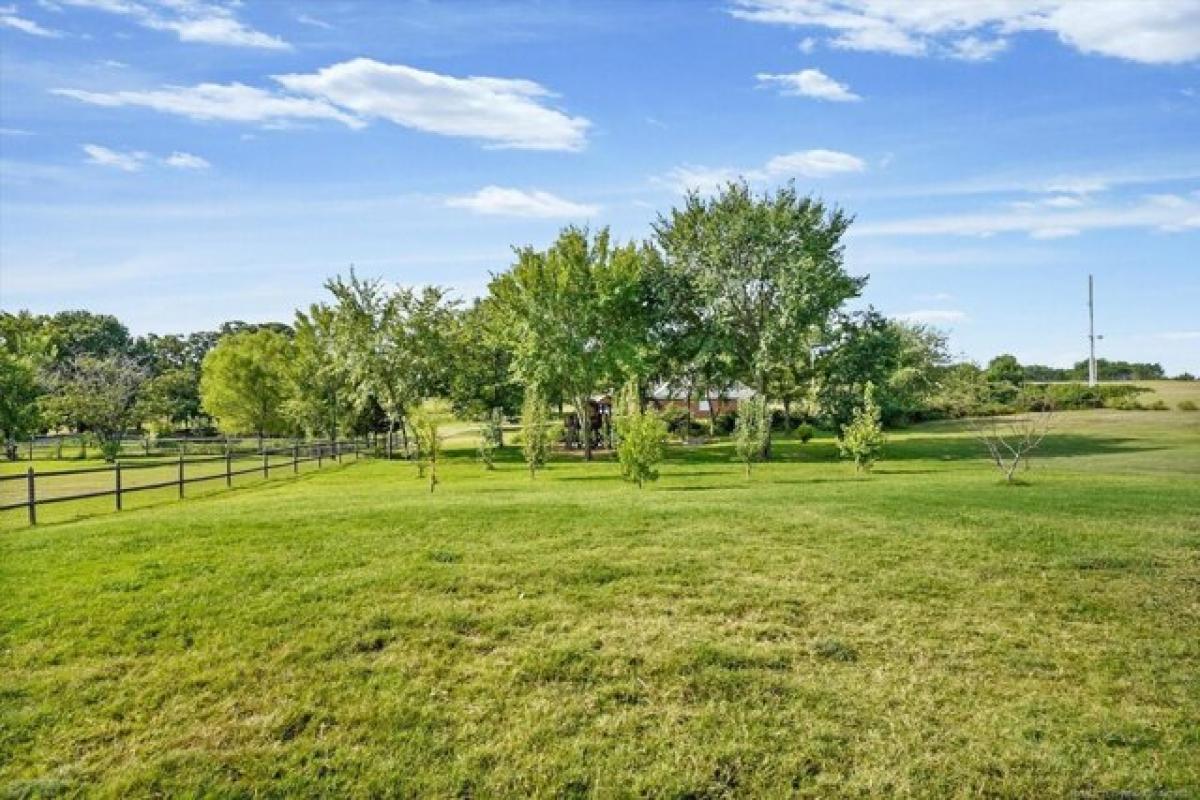 Picture of Home For Sale in Coweta, Oklahoma, United States