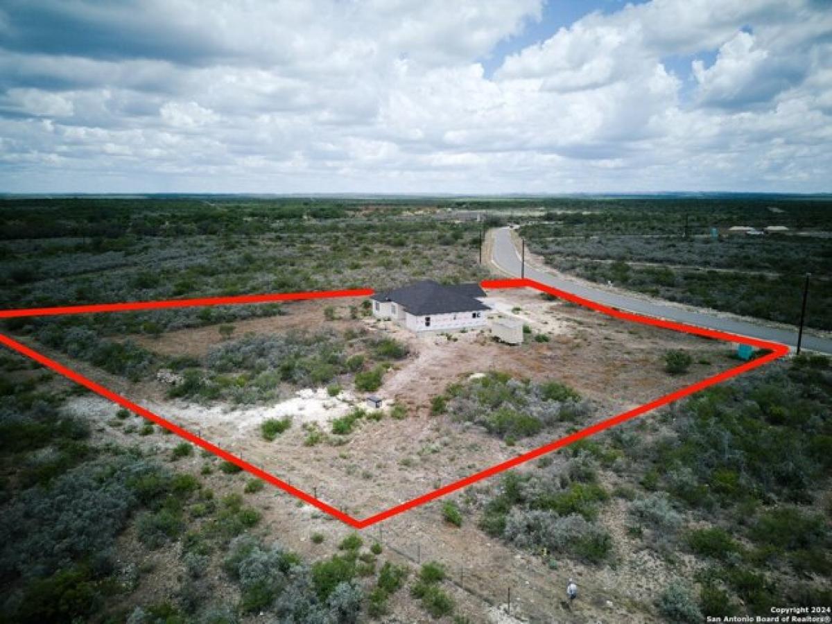 Picture of Home For Sale in Uvalde, Texas, United States