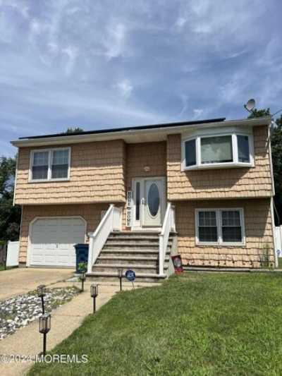 Home For Sale in Laurence Harbor, New Jersey