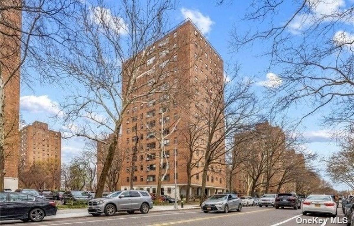 Picture of Home For Sale in Astoria, New York, United States