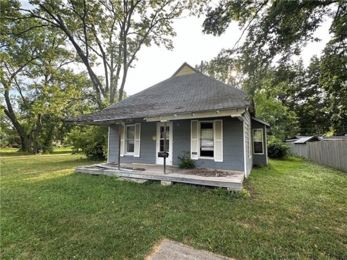 Picture of Home For Sale in Iola, Kansas, United States