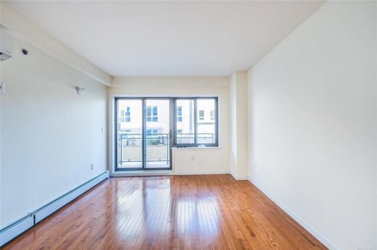 Picture of Home For Sale in Rego Park, New York, United States