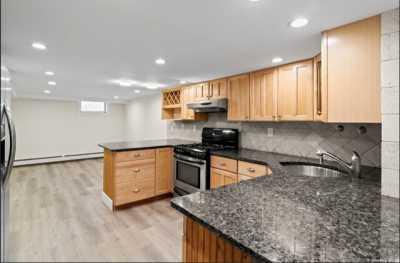 Home For Sale in Roslyn Heights, New York