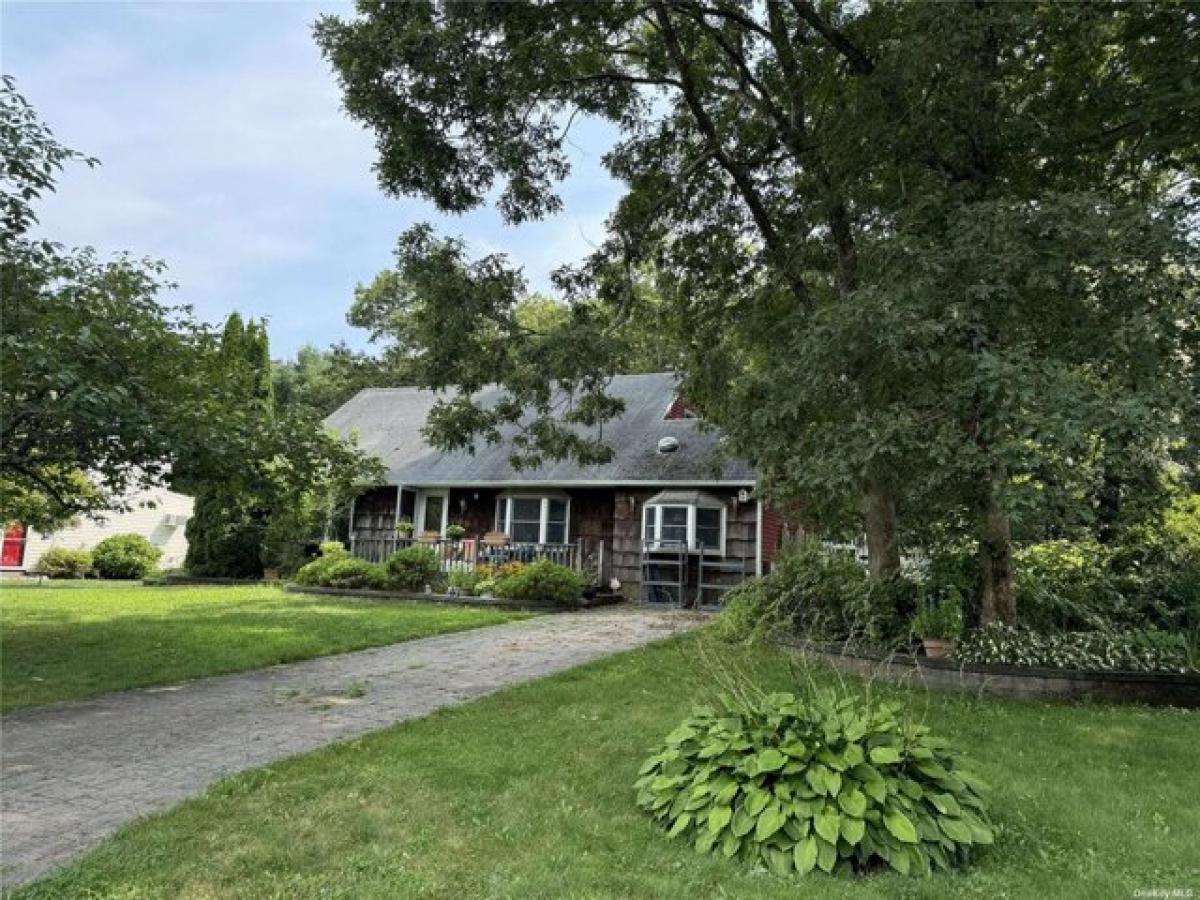 Picture of Home For Sale in Ridge, New York, United States