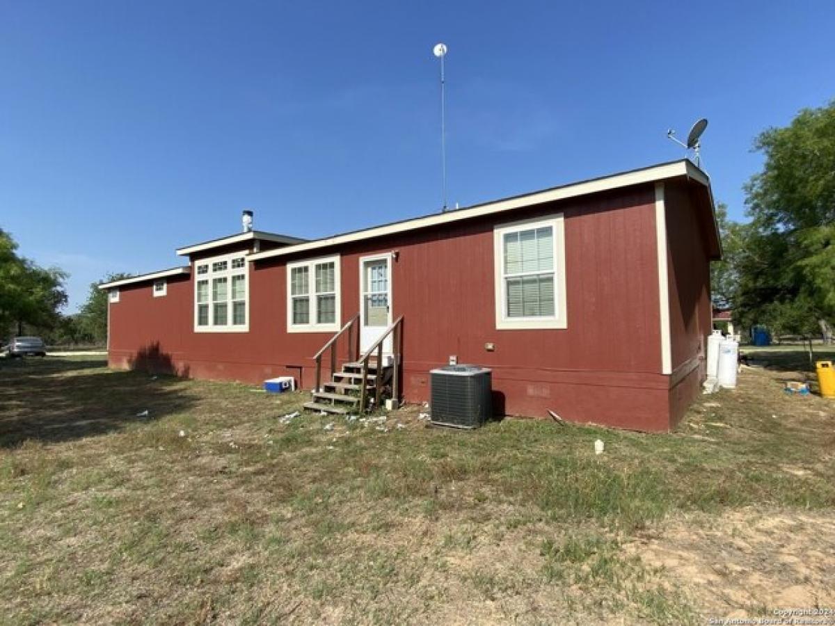 Picture of Home For Sale in Natalia, Texas, United States