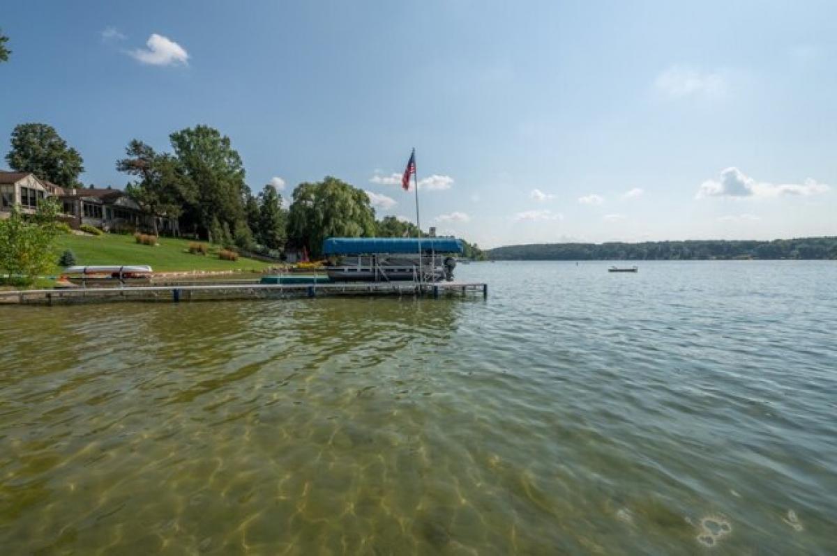 Picture of Home For Sale in West Bend, Wisconsin, United States