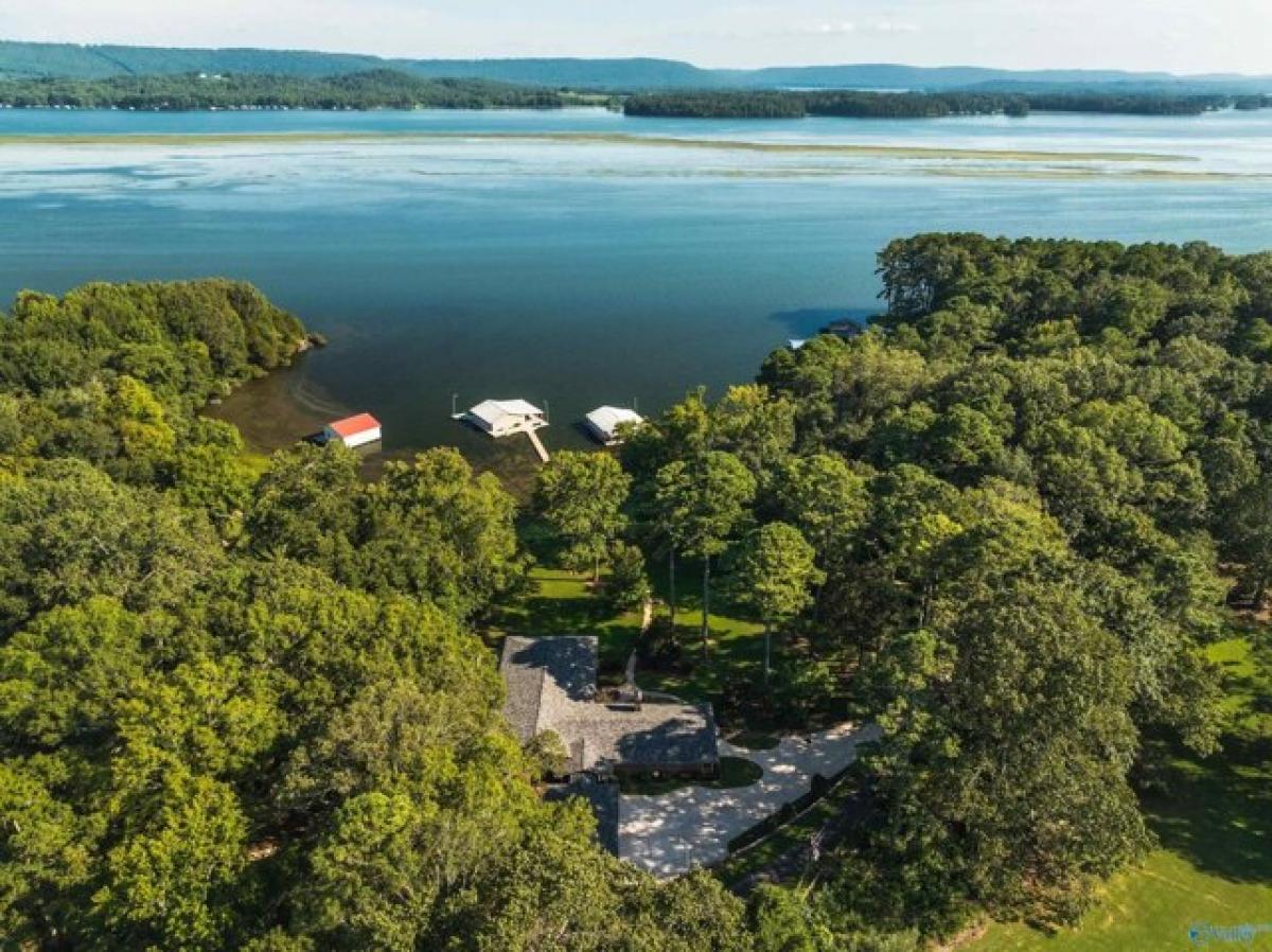 Picture of Home For Sale in Scottsboro, Alabama, United States