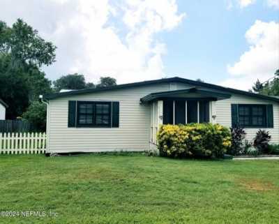 Home For Sale in Crescent City, Florida