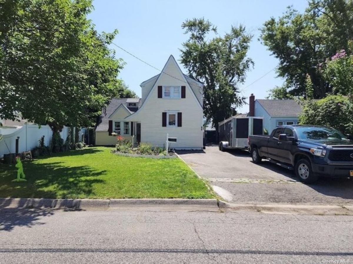 Picture of Home For Sale in Patchogue, New York, United States