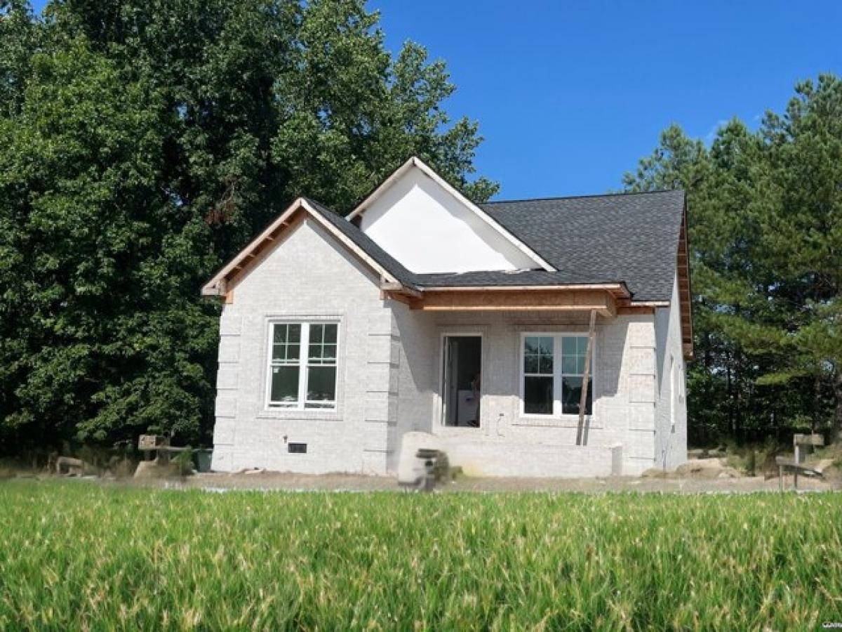 Picture of Home For Sale in Lawrenceburg, Tennessee, United States