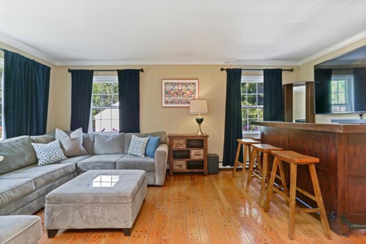 Picture of Home For Sale in New Canaan, Connecticut, United States